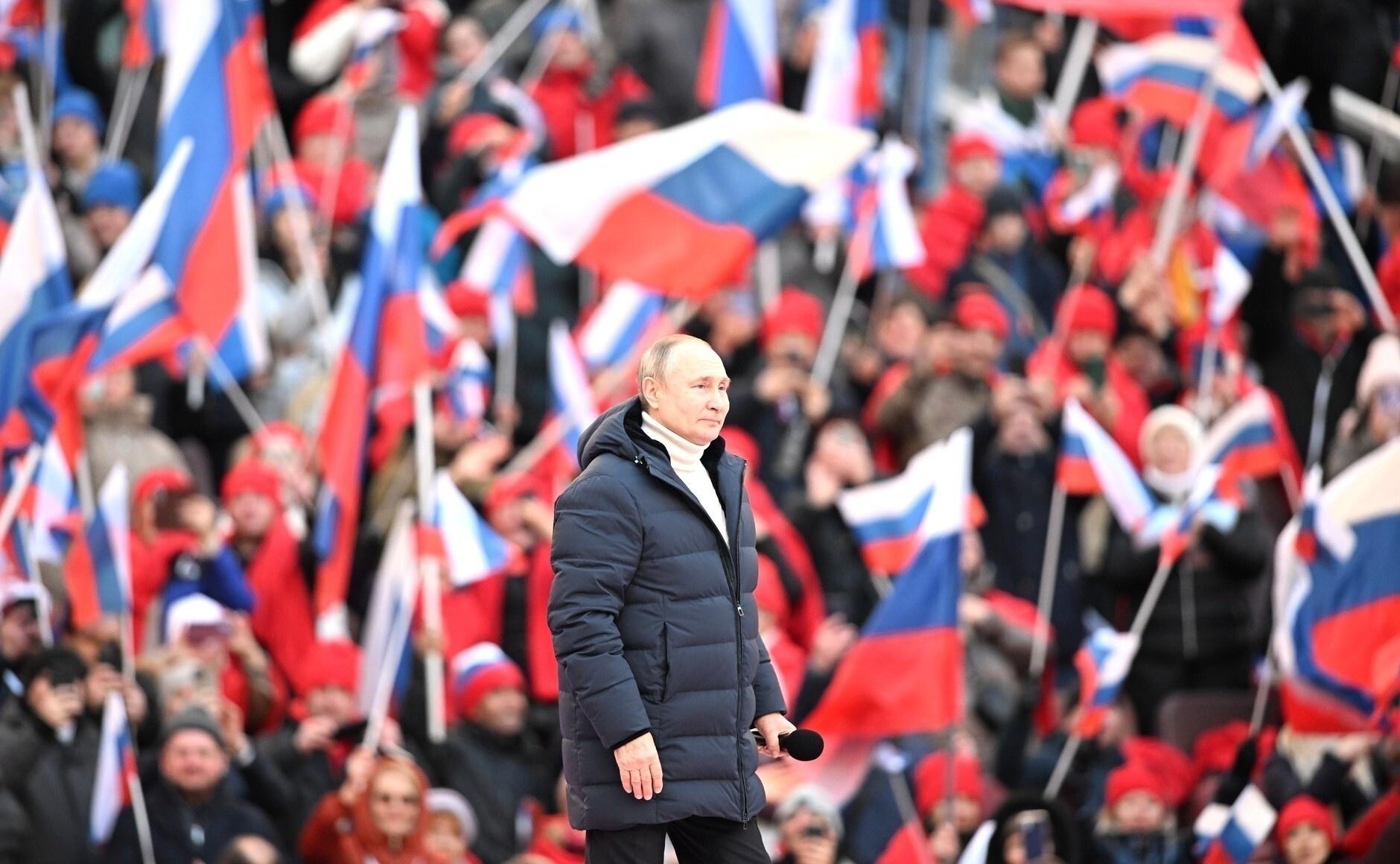 18.mar.2022 - Russian President Vladimir Putin speaks at an event held at the Luzhniki stadium in Moscow to mark the eighth anniversary of Russia's annexation of Crimea - 18.mar.2022 - via Anadolu Agency/Anatolian Agency Getty Images