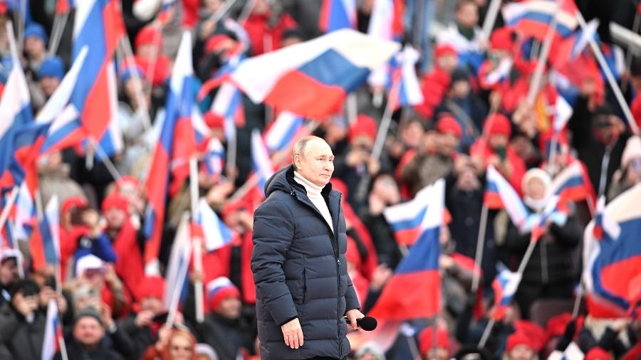 18.mar.2022 - O presidente russo, Vladimir Putin, discursa no estádio Luzhniki, em Moscou
