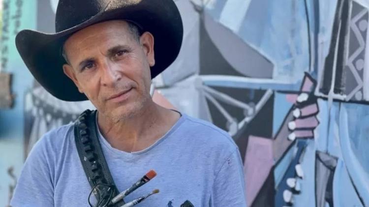 Roberto Márquez paints a mural at the intersection with the truck - Reproduction/BBC - Reproduction/BBC