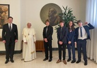 Elon Musk rompe silêncio no Twitter com foto ao lado do papa (Foto: AFP/Conta do Twitter do Elon Musk/Divulgação)