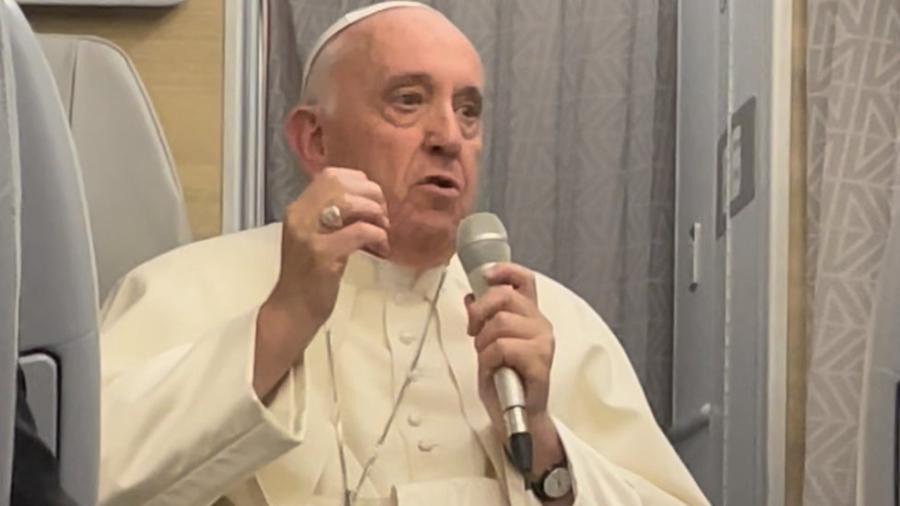 Papa falou com jornalistas no avião papal na volta de uma viagem ao Canadá - BBC