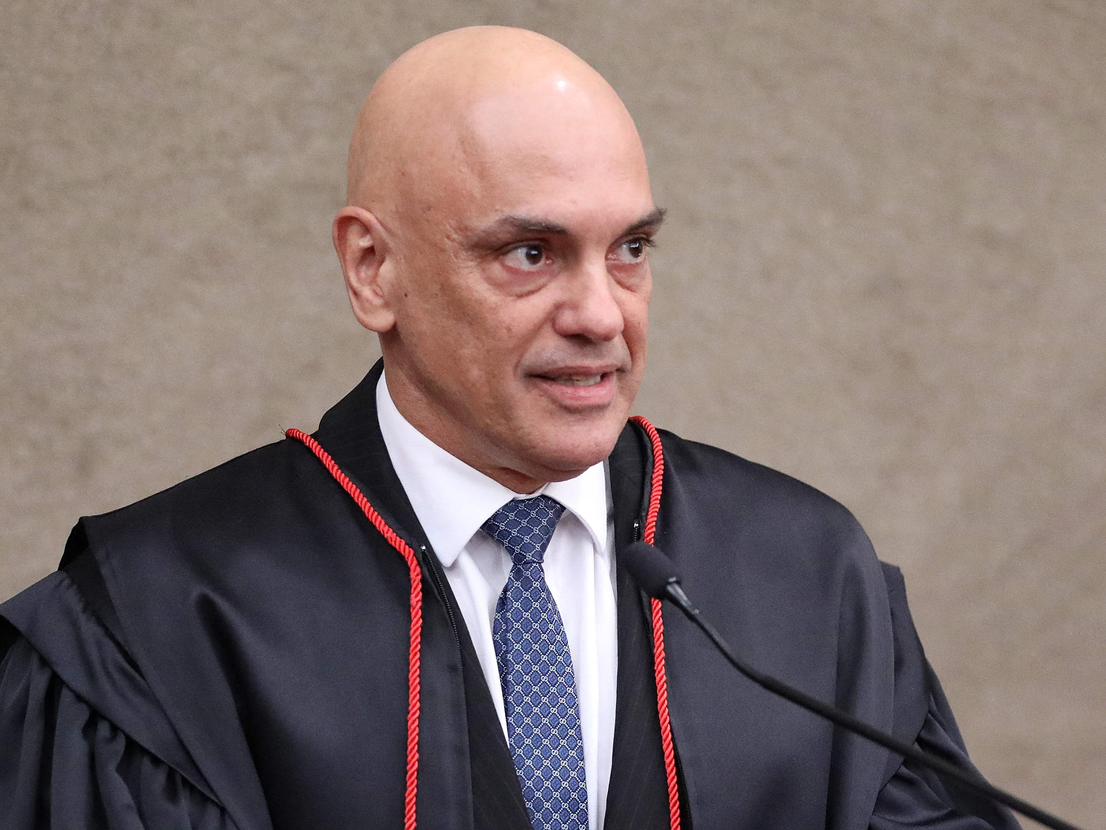 Bolsonaro, Michelle e Carlos saíram irritados da posse de Moraes no TSE