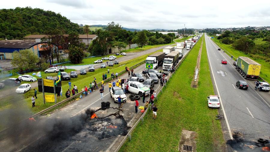 Um grupo de apoiadores do presidente Jair Bolsonaro (PL) fecha um trecho da Rodovia Dom Pedro, na altura do km 55, na região de Atibaia (SP) - 1°.nov.2022 - Luis Moura/WPP/Estadão Conteúdo