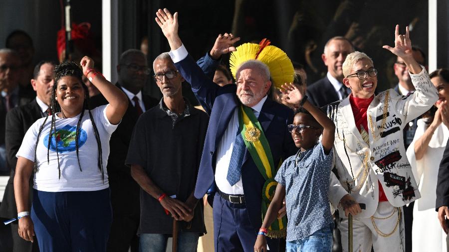 Lula recebe a faixa presidencial de um grupo de representantes da sociedade civil - EVARISTO SA/AFP