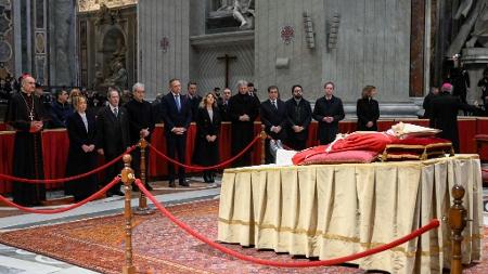 Velório de Bento 16 começa no Vaticano
