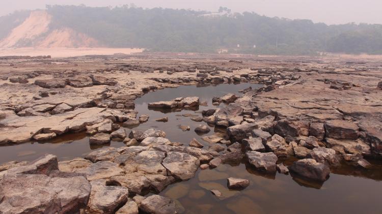 Seca do rio Negro no sítio arqueológico Lajes, em Manaus