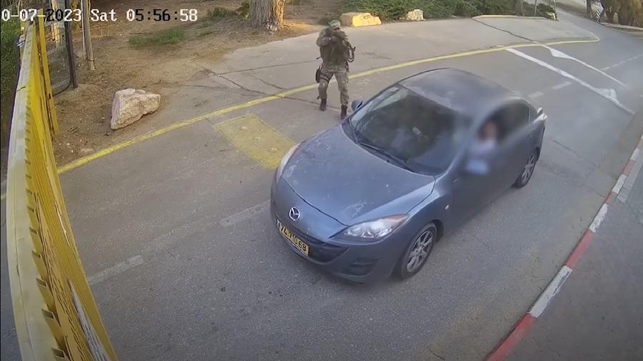 Imagem gravada em 7 de outubro mostra integrante do Hamas atirando em veículo na entrada de kibutz
