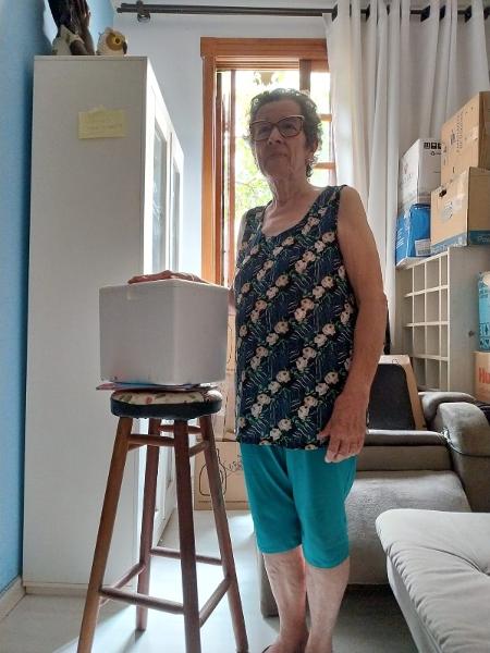 A aposentada Alexandrina Botelho, 80, sem luz desde o temporal de terça-feira (16)