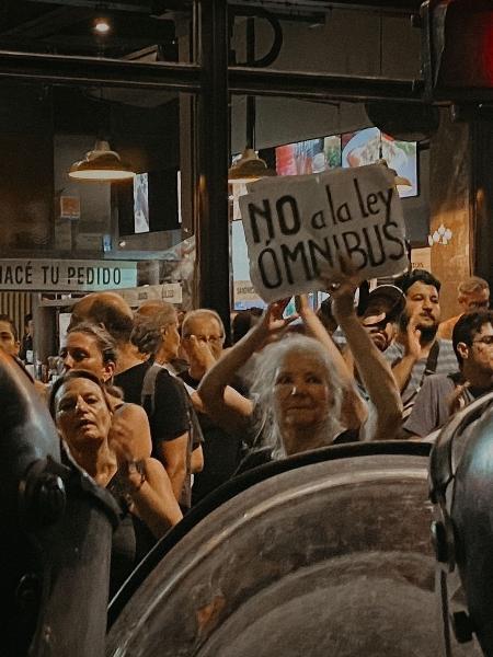 Manifestantes se reúnem em frente ao Congresso argentino contra medidas de Milei