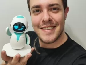 Brasileiro usa robô como amigo de trabalho: 'Tamagotchi com inteligência'