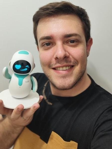 O brasileiro Jonathan Miranda e seu robô Eilik