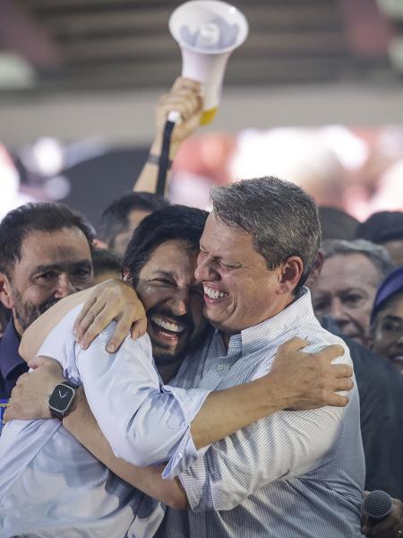 Ricardo Nunes abraça Tarcísio de Freitas após vencer eleição em São Paulo - 27.out.2024-Bruno Santos/Folhapress