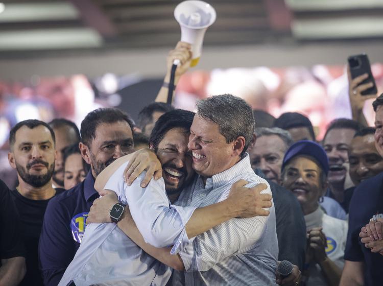 Ricardo Nunes abraça Tarcísio de Freitas após vencer eleição em São Paulo