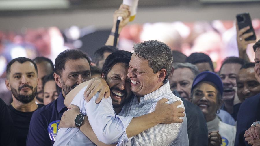 Após vitória em São Paulo, o reeleito prefeito Ricardo Nunes (MDB) abraça o governador Tarcísio de Freitas (Republicanos)