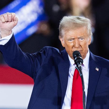 4.nov.2024 - Donald Trump durante ato de campanha no Dorton Arena em Raleigh, North Carolina (EUA)