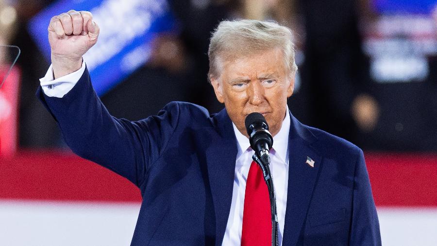 4.nov.2024 - Donald Trump durante ato de campanha no Dorton Arena em Raleigh, North Carolina (EUA)