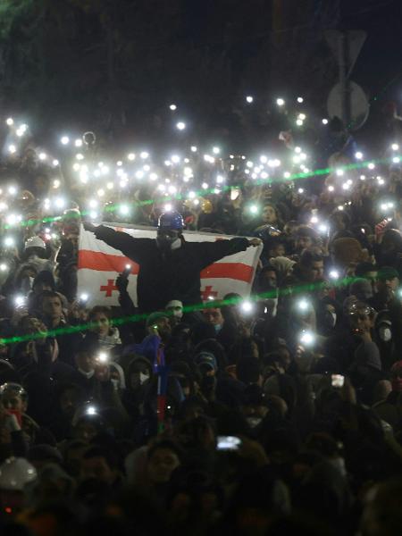 Milhares protestam pelo quarto dia em Tbilisi, Geórgia, contra a decisão do governo de adiar discussões sobre entrada do páis na União Europeia - Giorgi Arjevanidze/AFP