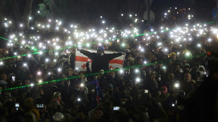 Milhares protestam pelo quarto dia em Tbilisi, Geórgia, contra a decisão do governo de adiar discussões sobre entrada do páis na União Europeia