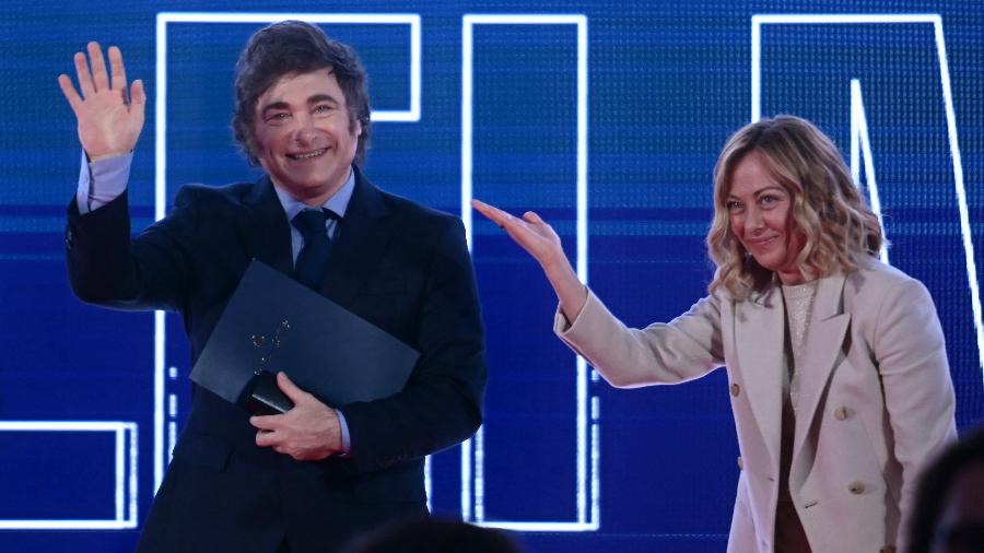 14.dez.2024 - O presidente da Argentina, Javier Milei, acena do palco ao lado da primeira-ministra italiana, Giorgia Meloni, em Roma