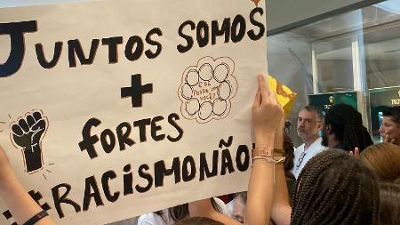Estudantes de colégio participam de ato em Shopping Higienópolis após caso de racismo - Herculano Barreto Filho/UOL
