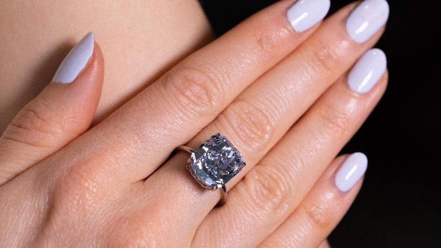 Raro diamante azul foi leiloado na Suíça Raro diamante azul foi leiloado na Suíça