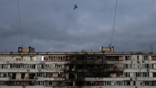 Um pombo voa diante de um prédio residencial destruído após ataques russos com mísseis e drones em Kiev, em 25 de novembro de 2025. Seis pessoas morreram