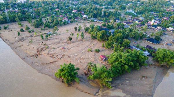 Vista aérea mostra estragos de enchentes em vilarejo de Aceh, na Indonésia