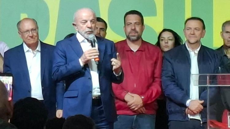 4.out.2026 - Presidente Lula (PT) discursa após ficar atrás de Flávio Bolsonaro (PL) no primeiro turno das eleições 4.out.2026 - Presidente Lula (PT) discursa após ficar atrás de Flávio Bolsonaro (PL) no primeiro turno das eleições