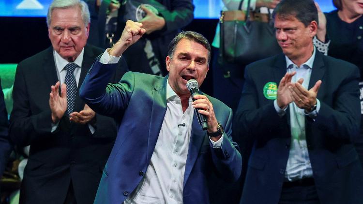 O candidato à presidência do Brasil Flávio Bolsonaro discursa no Encontro do Grande Associativismo.