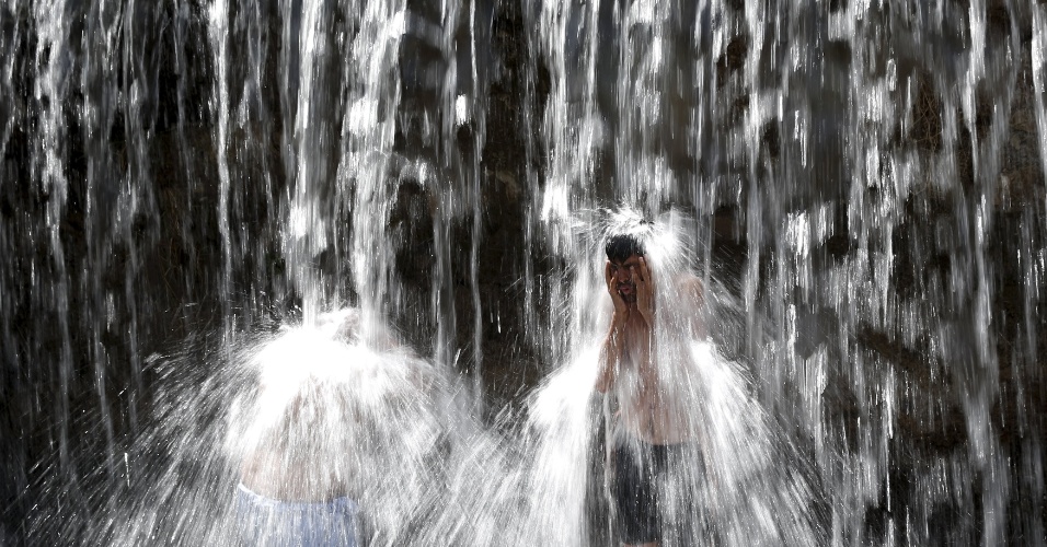 23.jul.2015 - Homens tomam banho de cachoeira para se refrescar, na província Parvan, no Afeganistão