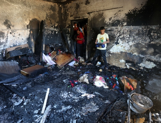 31.jul.2015 - Palestinos observam danos provocados por incêndio em casa em Duma