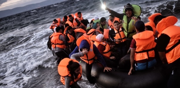 Refugiados tentando chegar à Grécia fugindo da Síria e do Afeganistão  - Aris Messinis/ AFP