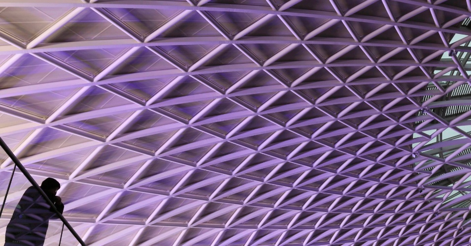 17.nov.2015 - Homem olha para o pátio da estação de King Cross, em Londres, na Inglaterra