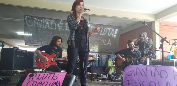 A cantora Pitty se apresentou na ocupação da E. E. Gavião Peixoto nesta segunda-feira (7) - Facebook/Não fechem minha escola
