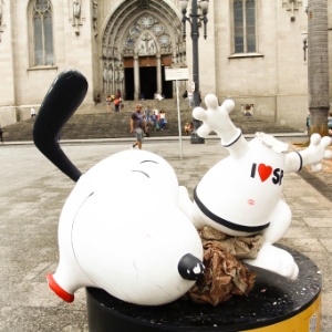 14.jan.2016 - Estátua do personagem Snoopy é depredada na praça da Sé, centro de São Paulo. - Aloisio Mauricio / Fotoarena / Agência O Globo - Aloisio Mauricio / Fotoarena / Agência O Globo