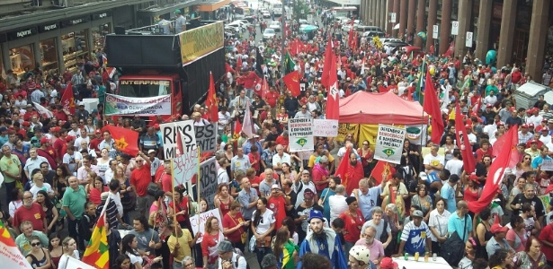 Em 2016, manifestantes protestaram na 'Esquina Democrática', no centro de Porto Alegre, contra o impeachment da presidente Dilma Rousseff