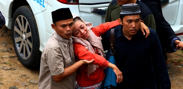 Família de uma das vítimas fatais de um acidente de ônibus na ilha de Java, na Indonésia. Pelo menos 27 pessoas morreram e 16 ficaram feridas - Antara Foto