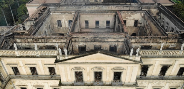 03.set.2018 - Vista do Museu Nacional, na Quinta da Boa Vista, na zona norte do Rio, após o incêndio de grandes proporções ocorrido na noite do domingo - Thiago Ribeiro/Agif/Estadão Conteúdo - Thiago Ribeiro/Agif/Estadão Conteúdo