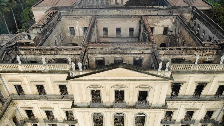 Após incêndio que arrasou acervo, MEC corta R$ 12 milhões do Museu Nacional