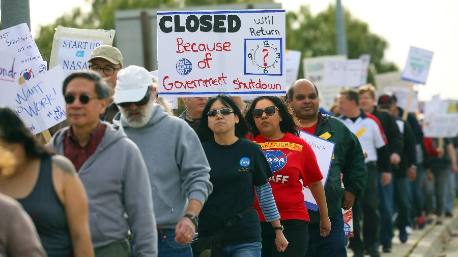 Funcionários protestam em frente ao Ames Research Center da NASA em Mountain View, Califórnia (EUA) - Jim Wilson/The New York Times