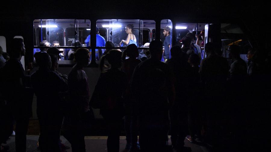 30.03.2019 - Venezuelanos embarcam em ônibus em mais um dia de apagão em Caracas - Yuri Cortez/AFP