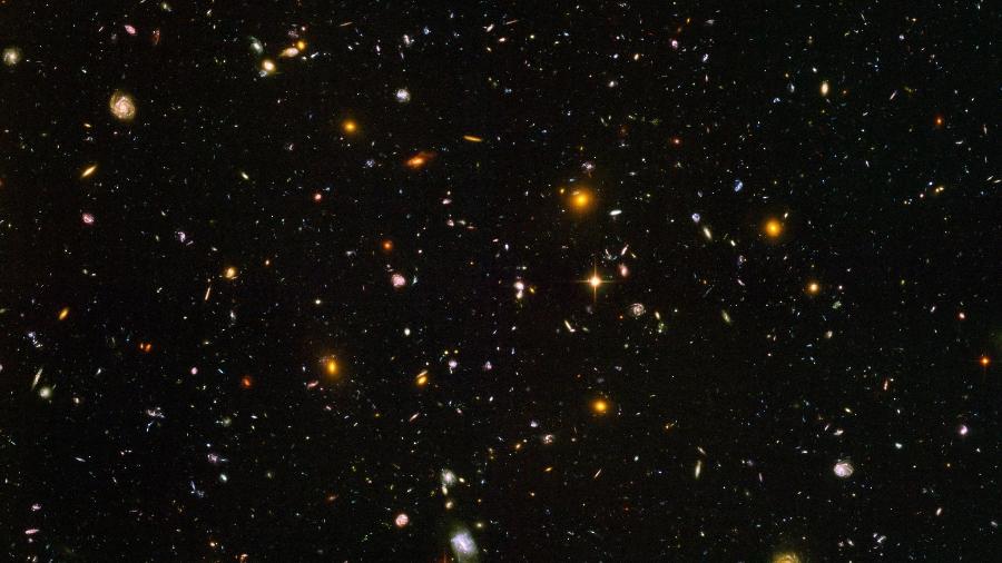 A visão de 10 mil galáxias em uma única imagem. O Campo Ultraprofundo do Telescópio Hubble foi criado a partir de 800 fotos feitas entre 2003 e 2004  - Divulgação/NASA, ESA, S. Beckwith e HU