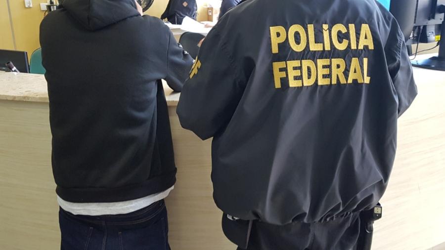 Homem é preso pela Polícia Federal após ser flagrado fumando durante voo São Paul-Recife - Divulgação
