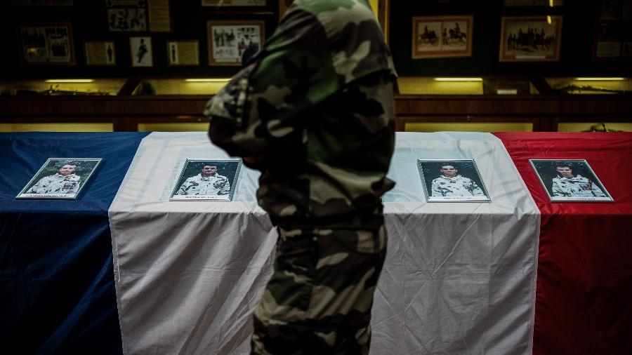 Quase todos os militares mortos no Mali tinham menos de 35 anos - JEFF PACHOUD / AFP