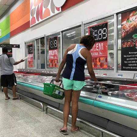 Cerca de 69 milhões de brasileiros, ou 42% da população adulta, pretendem comprar menos nos próximos meses comparado ao que gastavam antes da pandemia do coronavírus - Sergio Moraes/Reuters
