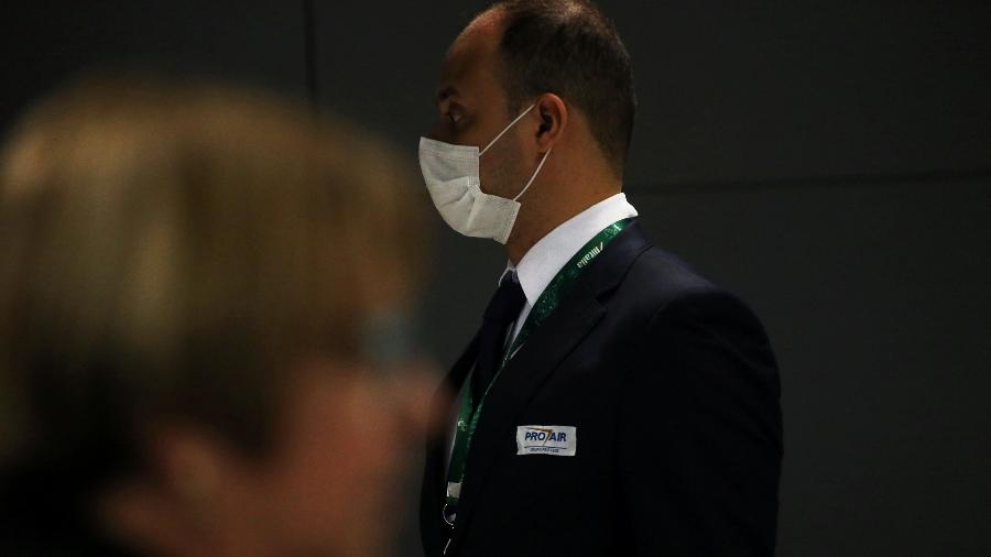 5.mar.2020 - Funcionário da companhia aérea italiana Alitalia usa máscara facial para se proteger do novo coronavírus enquanto trabalha no aeroporto de Guarulhos (SP) - Rahel Patrasso/Reuters
