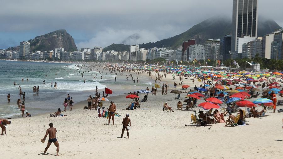 14.mar.2020 - Movimentação na praia de Copacabana, zona sul do Rio de Janeiro - Dikran Junior/Futura Press/Estadão Conteúdo