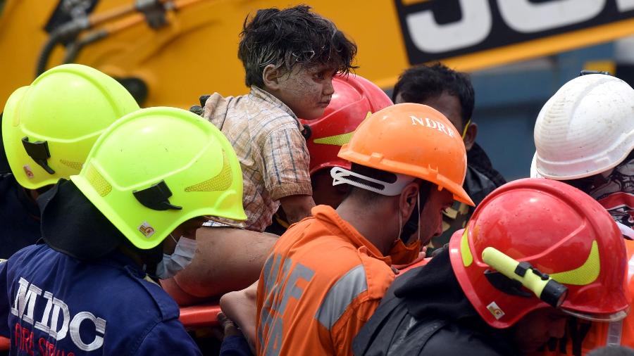 Menino de quatro anos é resgatado após cerca de 20 horas sob escombros em desabamento na cidade de Mahad, na Índia - Stringer/Reuters