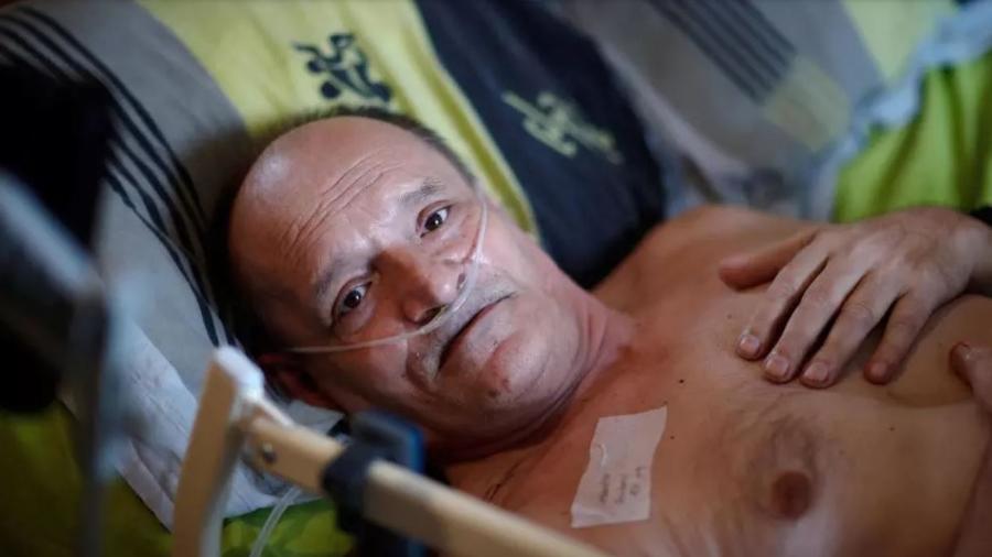 Alain Cocq, de 57 anos, sofre de uma doença rara que faz com que as suas artérias se comprimam - Gonzalo Fuentes/Reuters