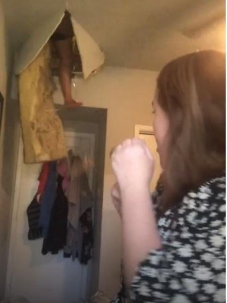 she fingers her can up to the ceiling!